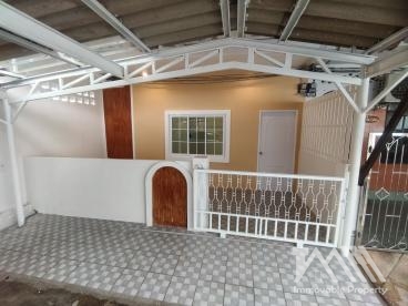 บ้านเมืองทอง / 