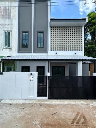 ทาวน์เฮาส์ 2 ชั้น - ฉลอง